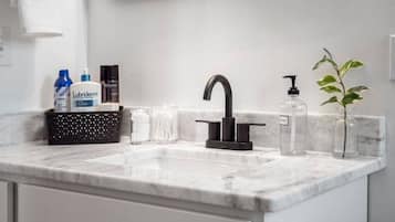 Secador de cabelo, toalhas de banho