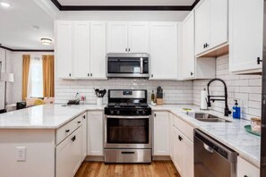 Fridge, microwave, oven, stovetop - Chic & Clean | Walkable to Everything | Smart TV (Columbus)