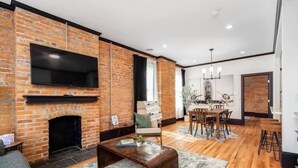 Living area - OSU & Crew Stadium | Easy Walk | Great Design (Columbus)