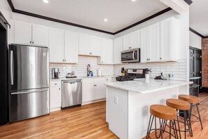 Refrigerador, microondas, horno y parrilla de estufa 