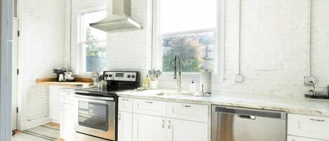 冷蔵庫、電子レンジ、オーブン、コンロ