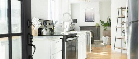 Refrigerador, microondas, horno y parrilla de estufa