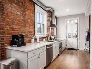 Refrigerador, microondas, horno, placa de cocina