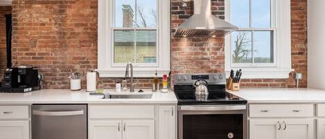 冷蔵庫、電子レンジ、オーブン、コンロ