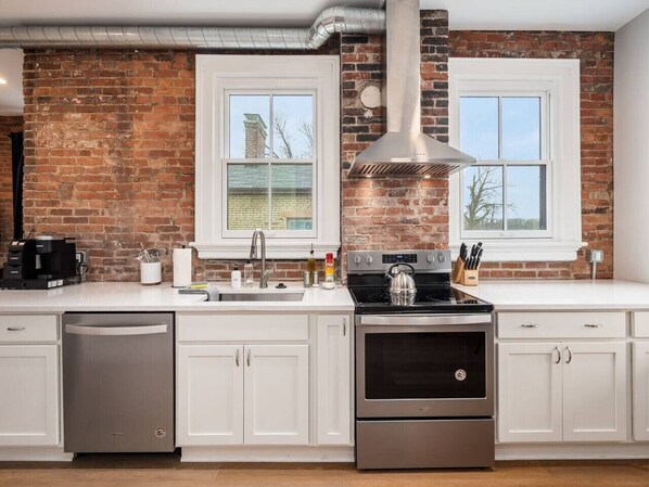 Fridge, microwave, oven, stovetop - Free Parking | Walkable to Cafes | Short North (Columbus)