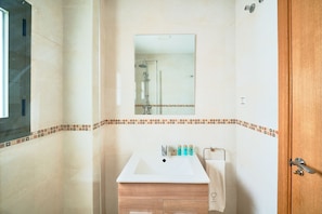 Douche, séchoir à cheveux, serviettes fournies