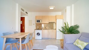 Eine moderne Wohnung mit Essbereich, Küche und Wohnzimmer.