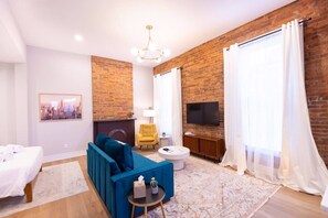 1 habitación, escritorio, tabla de planchar con plancha y wifi 