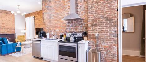 冷蔵庫、電子レンジ、オーブン、コンロ