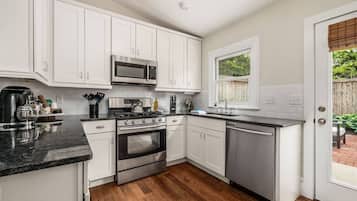 冰箱、微波炉、烤箱、炉灶