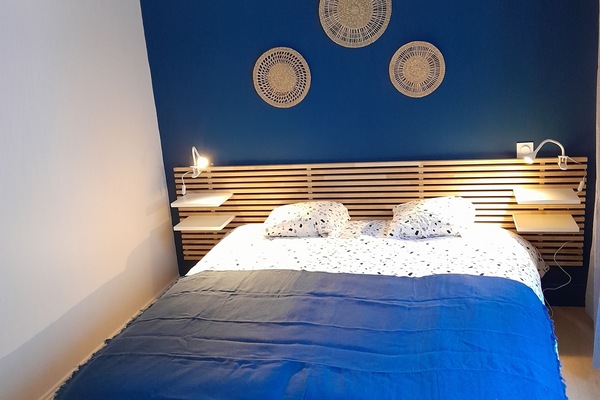 2 habitaciones, tabla de planchar con plancha y cuna de viaje