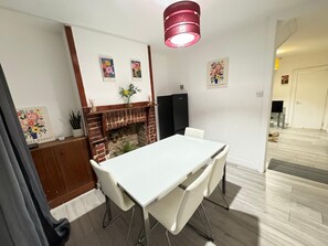 Dining - South Croydon - Sleeps 4 - Garden - 85walkingscore (South Croydon)