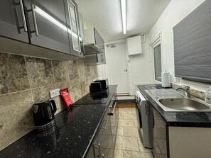 House | Private kitchen | Fridge, microwave, oven, stovetop - South Croydon - Sleeps 4 - Garden - 85walkingscore (South Croydon)