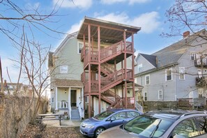 Exterior - Lovely 1-bedroom third floor apartment in Hartford with fast WiFi access (Hartford)