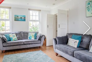 House | Living area | TV - 3 Bedroom-house -3mins to Beach- Petsok (Lymington)