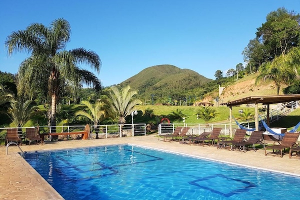 Piscina externa, guarda-sóis, espreguiçadeiras