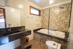 Suite Deluxe, 2 habitaciones, mezzanine | Baño | Secadora de cabello, toallas, papel de baño 