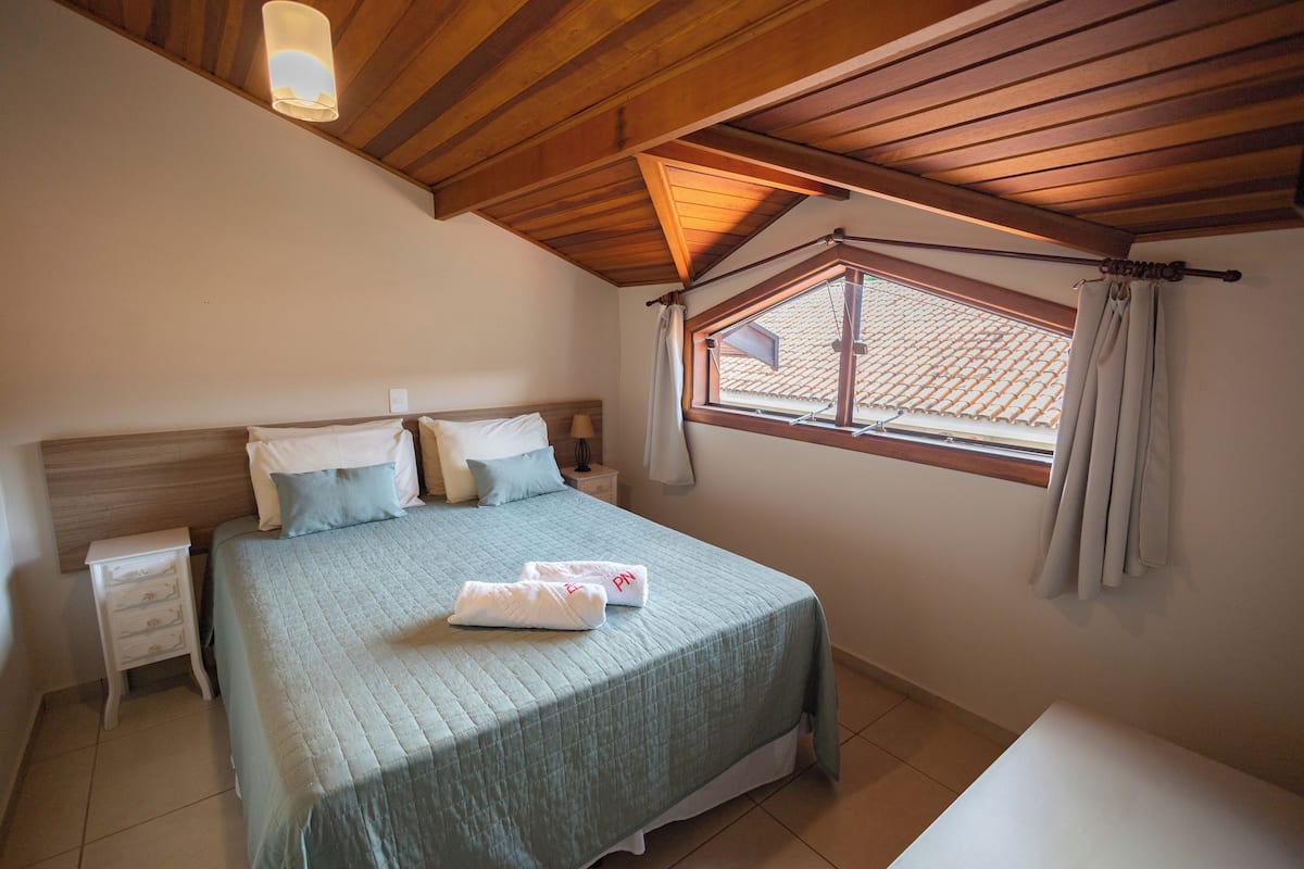 Phòng Suite Deluxe, 2 phòng ngủ, tầng lửng | Minibar, bàn, truy cập Internet không dây miễn phí 