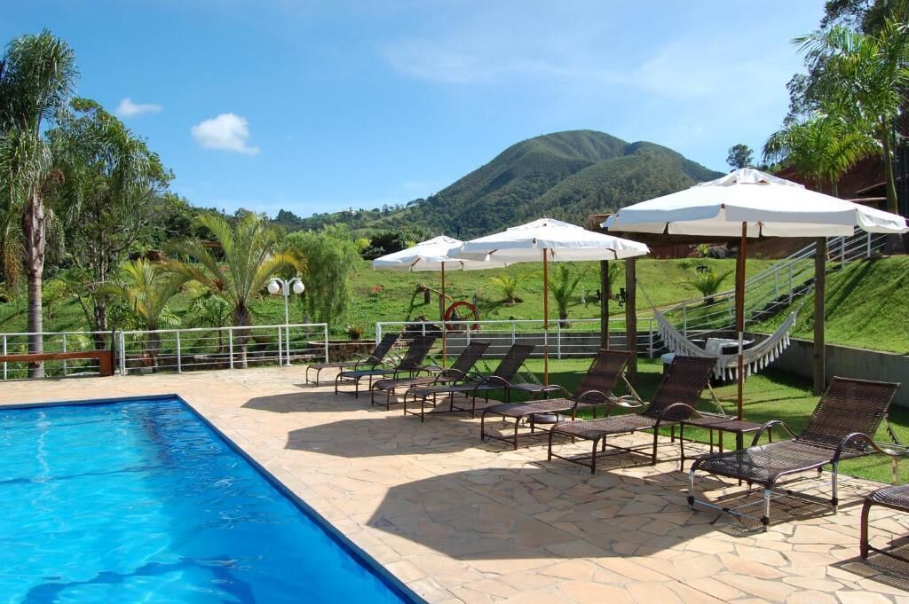 Utendørsbasseng, bassengparasoller og solsenger