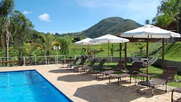 Hồ bơi ngoài trời, dù/ô trên bãi biển/hồ bơi, ghế dài tắm nắng