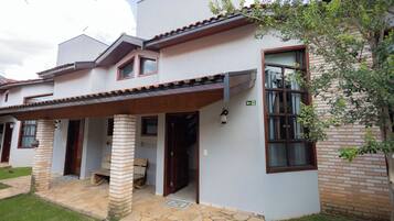 Suíte, 2 quartos | Escrivaninha, Wi-Fi de cortesia