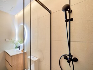Douche, sĂšche-cheveux, serviettes fournies