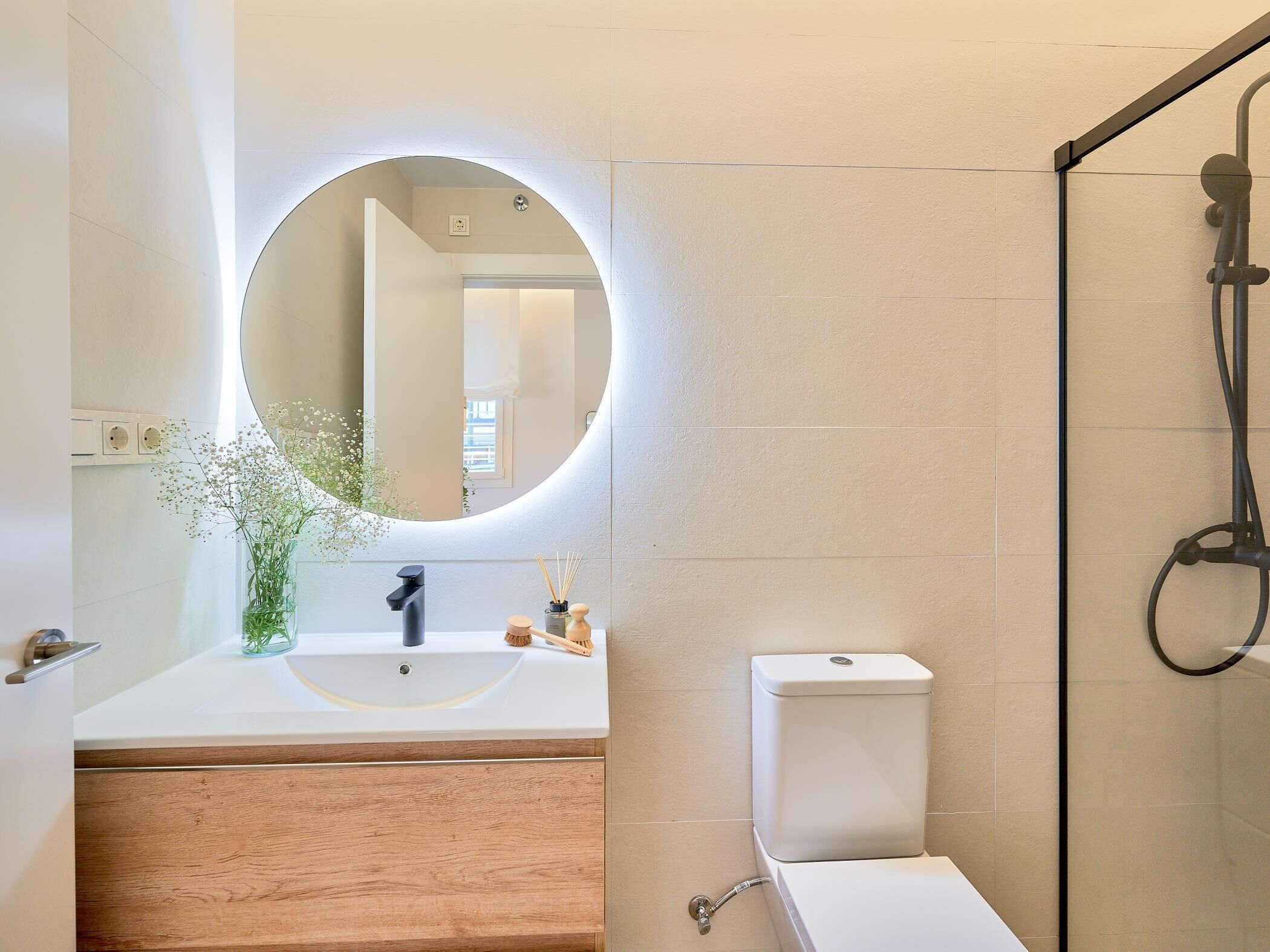 Een douche, een haardroger, handdoeken