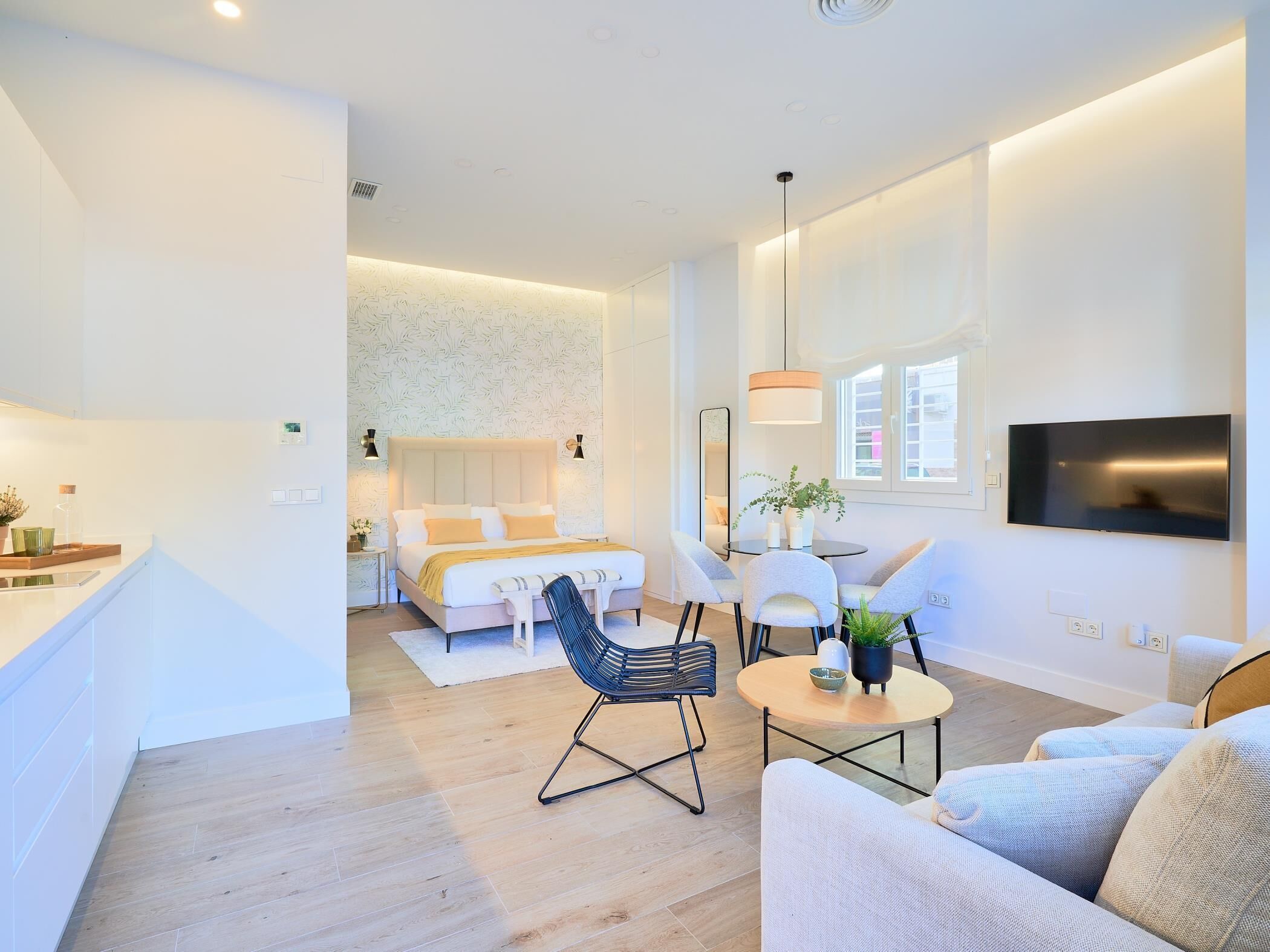 Een strijkplank/strijkijzer, internet, beddengoed