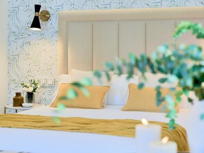Tabla de planchar con plancha, internet y ropa de cama 