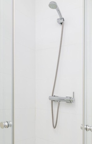 Een douche, een haardroger, handdoeken