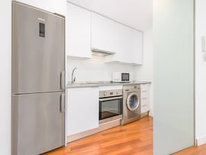Kühlschrank, Mikrowelle, Ofen, Wasserkocher mit Kaffee-/Teezubehör