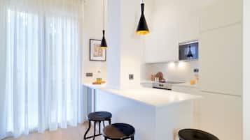 Fridge, microwave, oven, coffee/tea maker