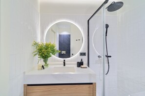 Douche, sèche-cheveux, serviettes fournies