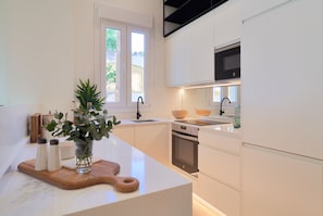 Fridge, microwave, oven, coffee/tea maker