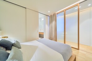 2 bedrooms, iron/ironing board, Internet