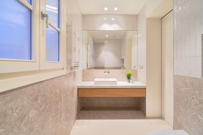 Suihku, hiustenkuivaaja