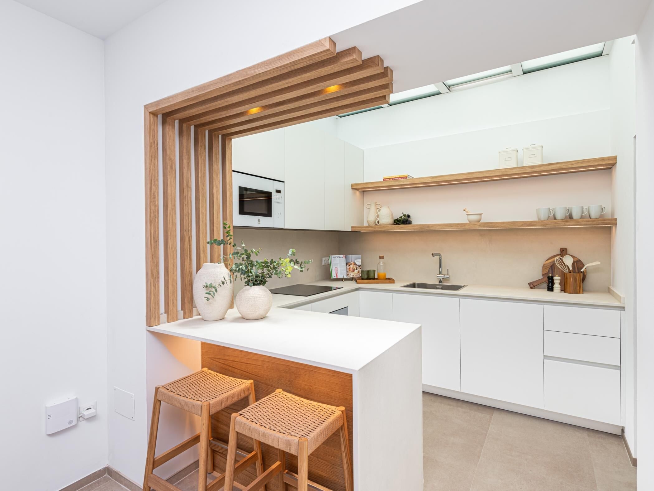 Frigorífico, microondas, horno y cafetera o tetera