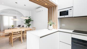 Frigorífico, microondas, horno y cafetera o tetera