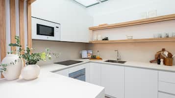 Fridge, microwave, oven, coffee/tea maker