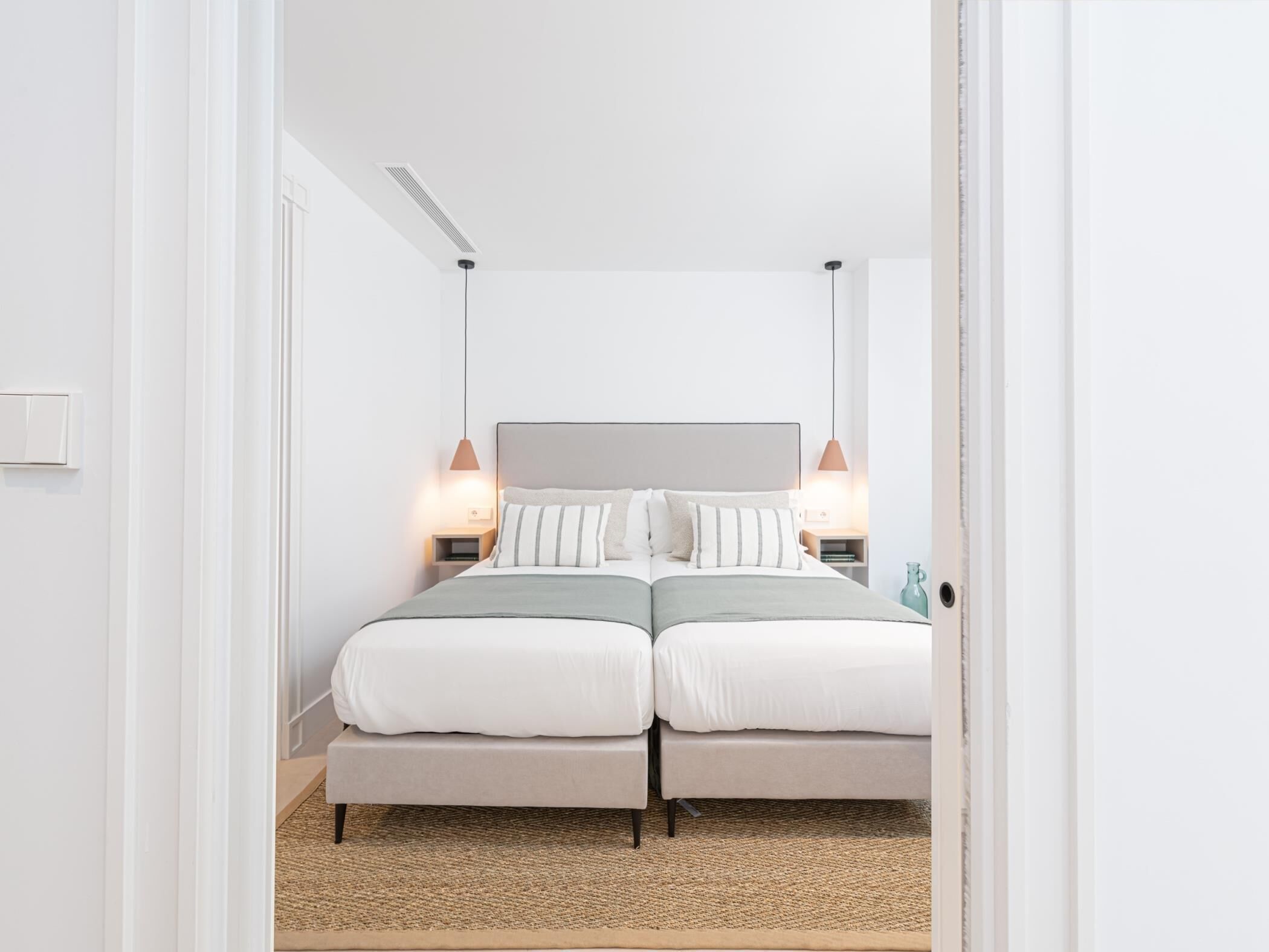 2 slaapkamers, een strijkplank/strijkijzer, internet, beddengoed