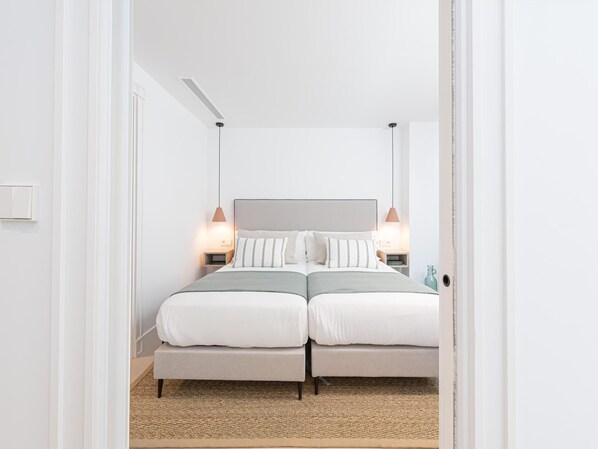 2 bedrooms, iron/ironing board, internet, bed sheets