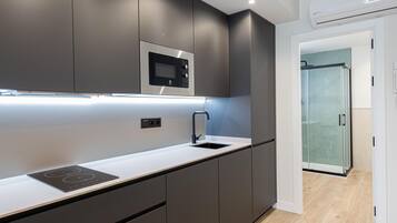 Een koelkast, een magnetron, een vaatwasser