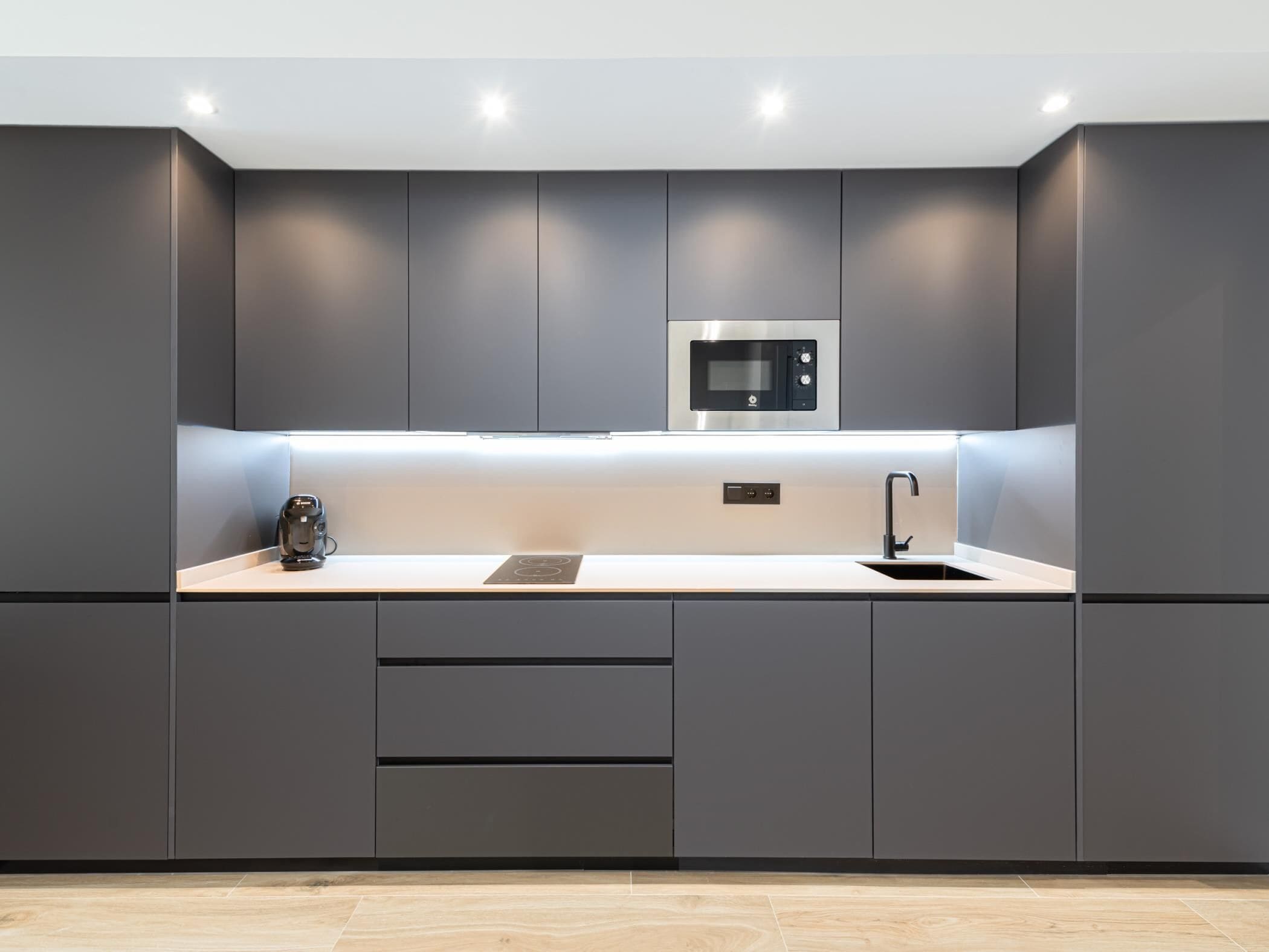 Een koelkast, een microgolfoven, een vaatwasser