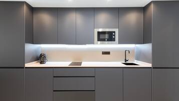 Een koelkast, een microgolfoven, een vaatwasser