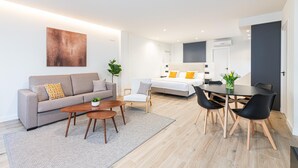 En moderne lejlighed med stue, spiseområde og soveværelse.