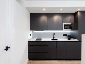 Jääkaappi, mikroaaltouuni, astianpesukone, kahvin-/teenkeitin