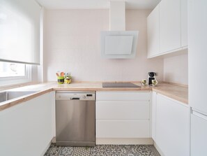 Réfrigérateur, four à micro-ondes, un four, lave-vaisselle