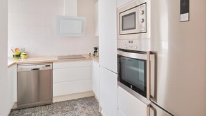 Cafetera y tetera, refrigerador, microondas y horno
