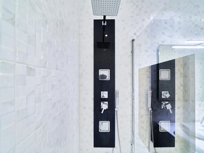 Dusche, Haartrockner, Handtücher