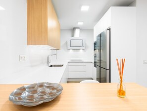 Fridge, microwave, oven, coffee/tea maker